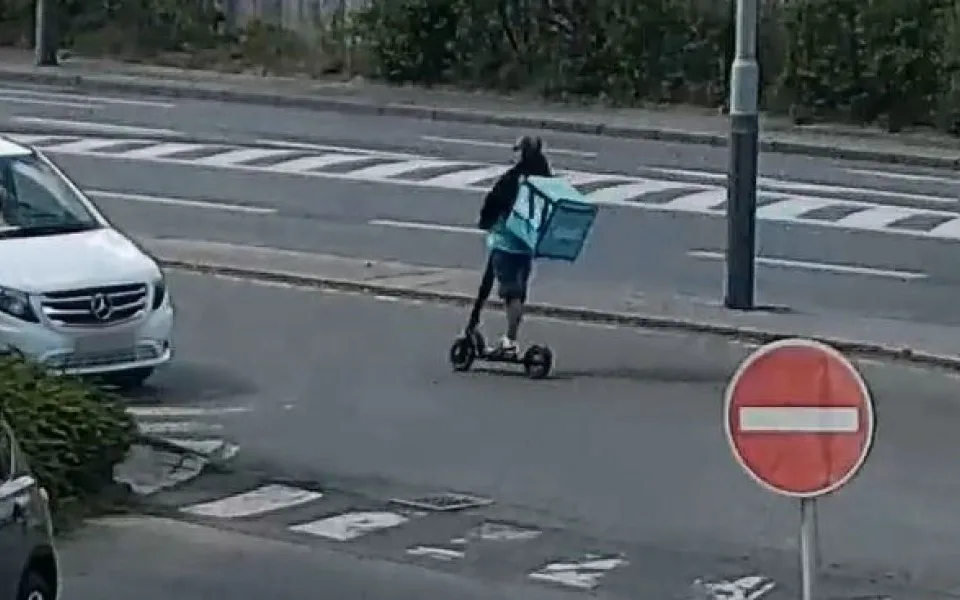 VIDEO: Kurýr, který rozvážel po Praze jídlo na koloběžce, zemřel. Podle policie možná cizí vinou
