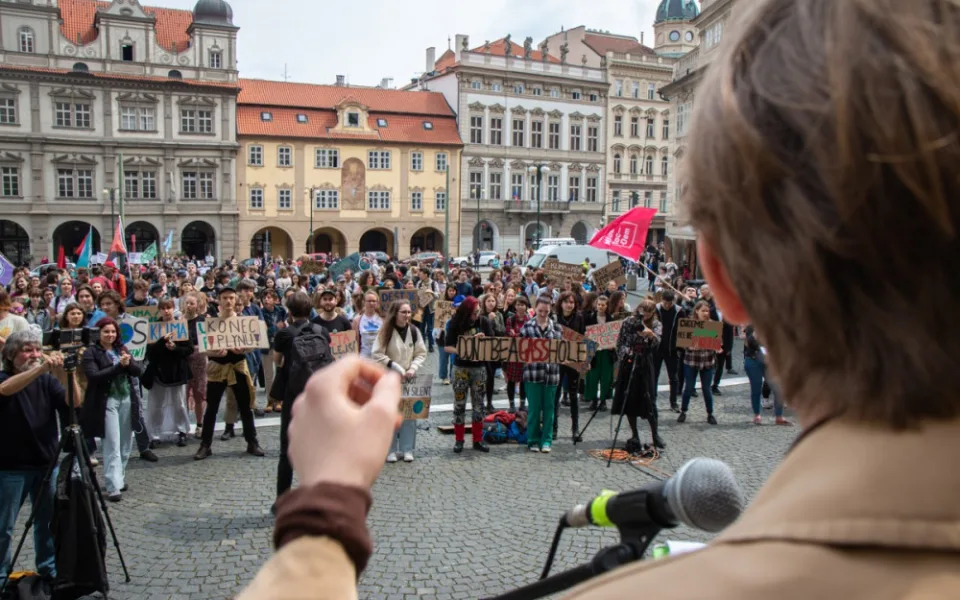 VIDEO: Studenti v Praze stávkovali za klima. Nejít do školy, nám přijde adekvátní, říká jejich mluvčí