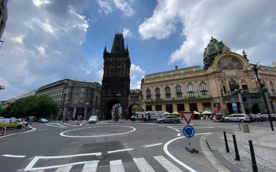 Hnus, co? Vedení Prahy kritizuje nový kruhový objezd u Prašné brány, Bureš ho hájí