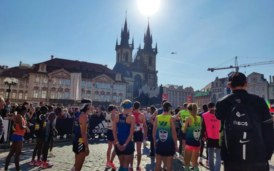 FOTO: Začal tradiční pražský maraton. Běží jednotlivci, týmy i rodiny