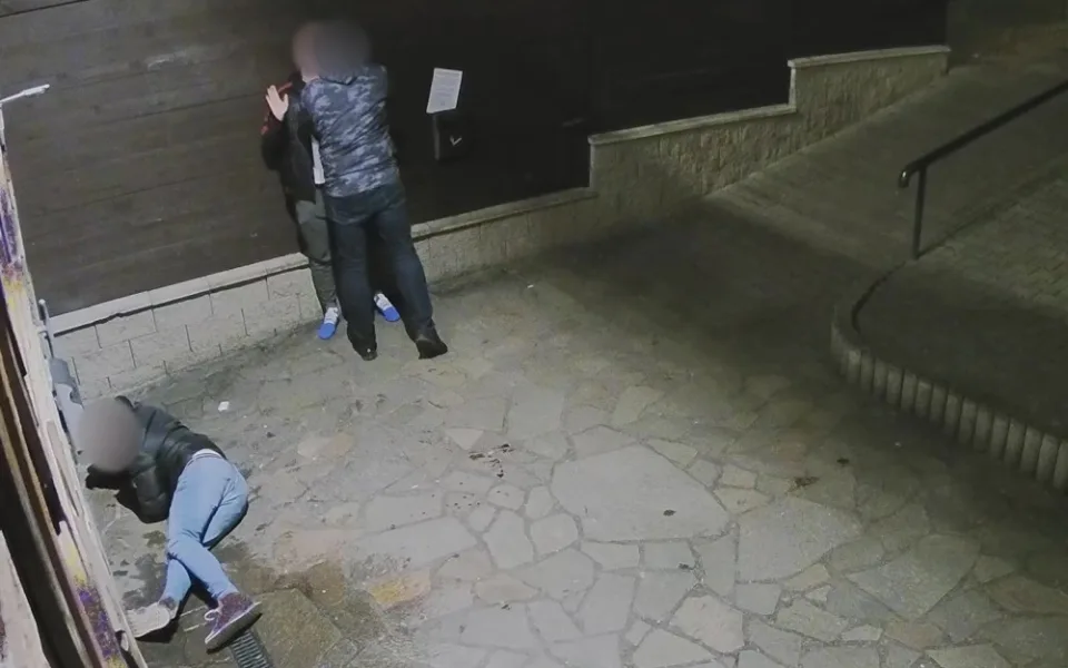 napadení, policie, útok, zatčený, vazba