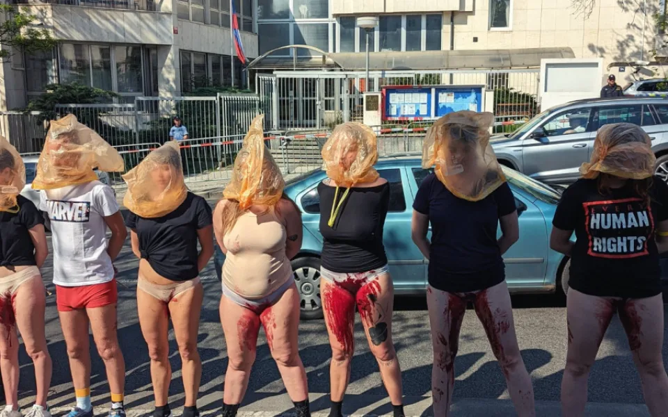 Demonstrace před ruským velvyslanectvím.