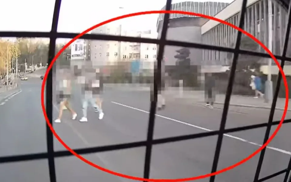 VIDEO: Mladíci nadávali strážníkům. Vysmívali se jim, i když leželi na zemi s pouty na rukou