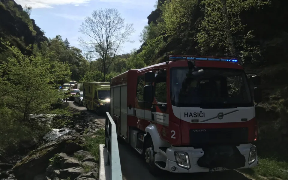 Žena zemřela po pádu ze skály v Divoké Šárce. Podle policie šlo o sebevraždu