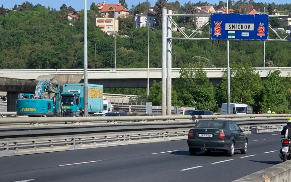 VIDEO: Na Barrandovském mostě už se frézuje, doprava je omezena. Podívejte se přímo na místo