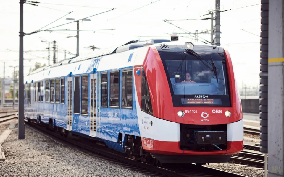 Vlak budoucnosti míří do Prahy. Jde o první vodíkem poháněný vlak na světě