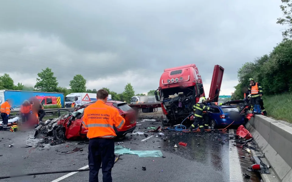 Na dálnici u Prahy přejel kamion do protisměru. Dva lidé zemřeli, další jsou zranění