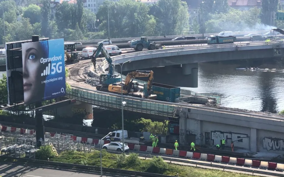 VIDEO: Opravy Barrandovského mostu pokračují. Dělníci začali bourat nájezd ze Strakonické