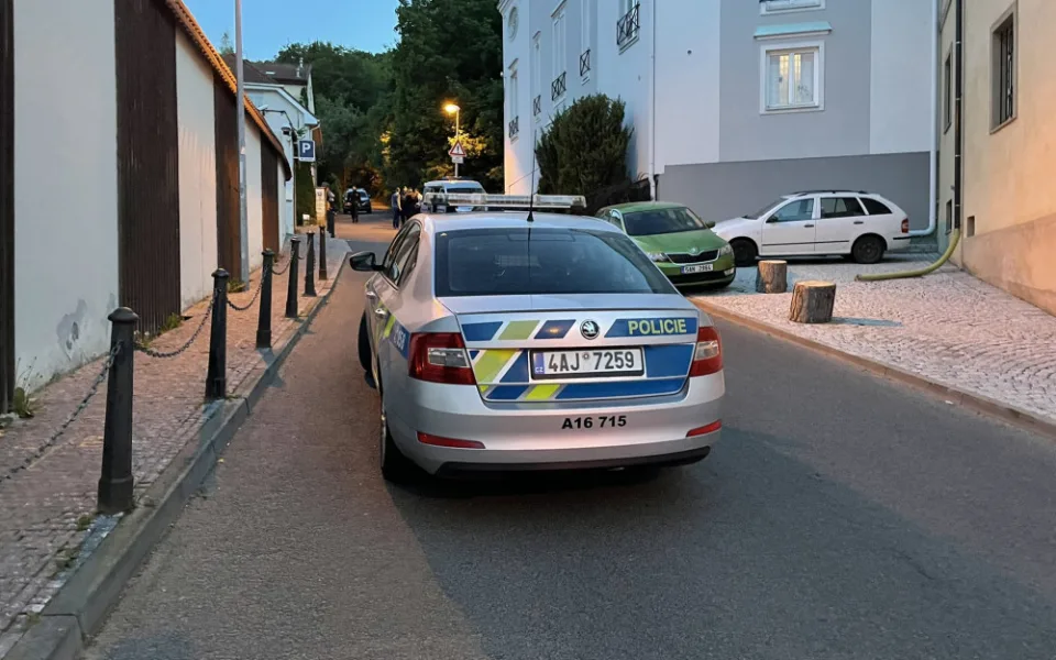 Policisté kvůli nálezu ve středu částečně uzavřeli ulici Na Popelce.