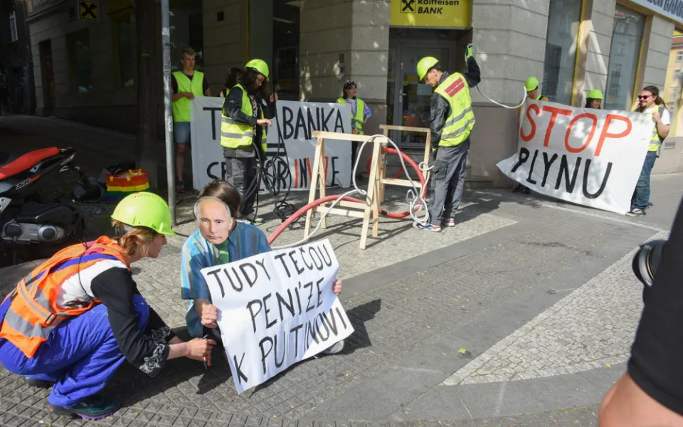 Aktivisté demonstrovali před dejvickou pobočkou Raiffeisenbank.