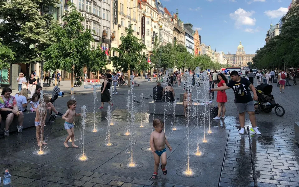 VIDEO: Na Václaváku začala fungovat fontána. Přitahuje děti i dospělé