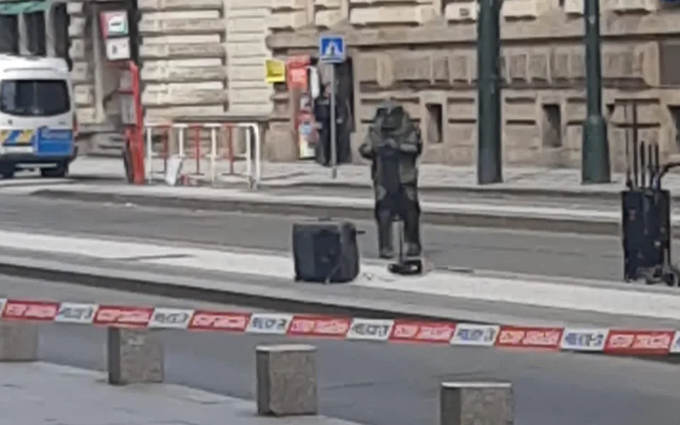 Pyrotechnici kontrolovali podezřelé zavazadlo v centru Prahy. Zásah přerušil dopravu