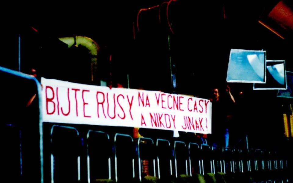 Čeští emigranti rozvinuli v Mnichově na hokejovém mistrovství světa v roce 1983 legendární protiruský transparent a byl z toho obrovský skandál.