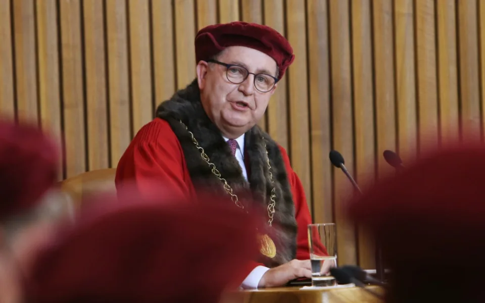 Bývalý rektor Karlovy univerzity Zima bude kandidovat na prezidenta. Jeho komunistická minulost vzbuzuje kontroverze