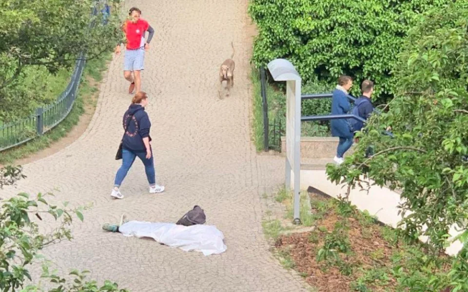 Kolemjdoucí objevili na Petříně mrtvolu muže uprostřed chodníku. Na místě je policie