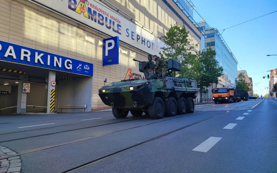 V Praze se koná Army den. Nabídne střílení s replikami armádních zbraní či ukázku šermu