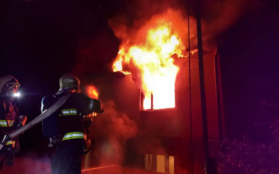 Hasiči zasahovali u požáru v Praze 6. Hořel rodinný dům