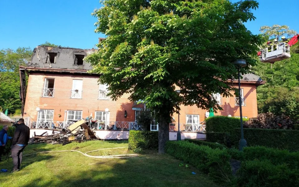 Hasiči dnes ráno rozebírali konstrukci budovy.
