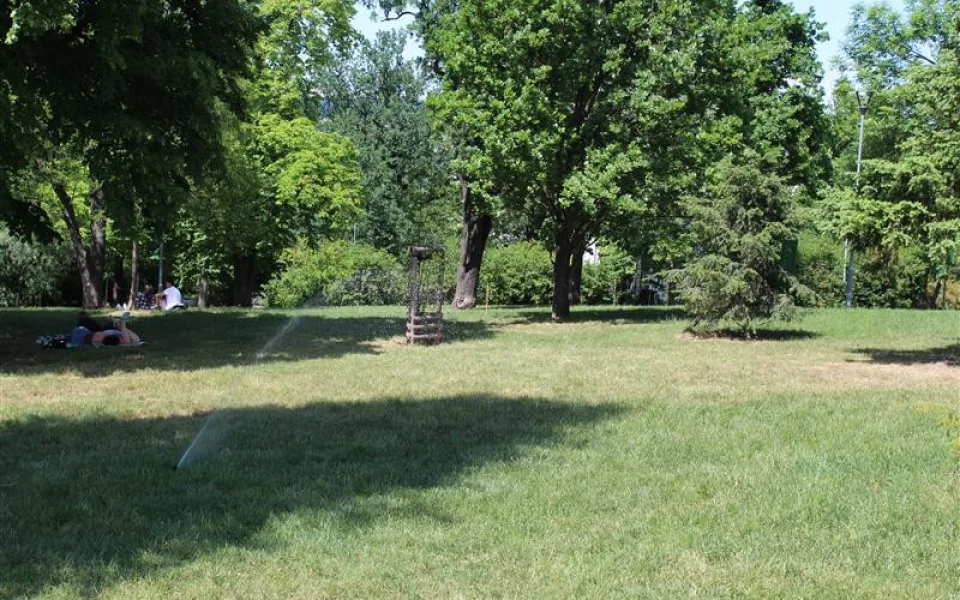 Chytré zavlažování v parku.