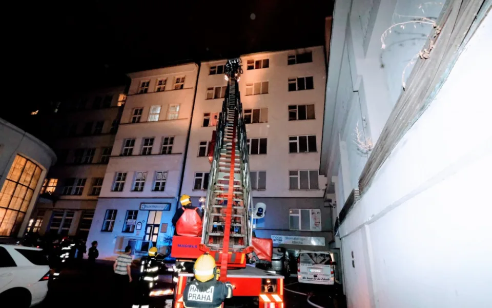 Noční požár bytu na Karlově náměstí v Praze měl tragické následky. Jeden člověk při něm zemřel