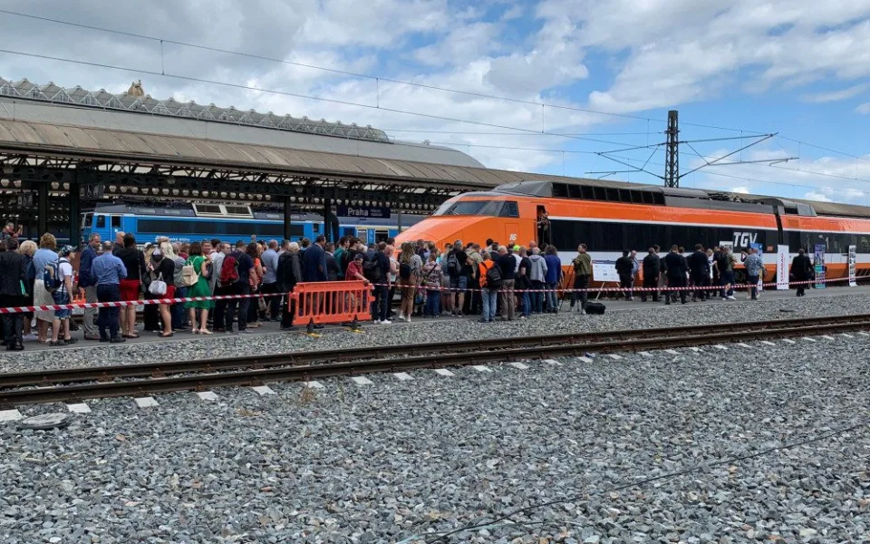 VIDEO: Čtyřicet let stará budoucnost dorazila do Prahy. TGV přilákalo stovky zájemců
