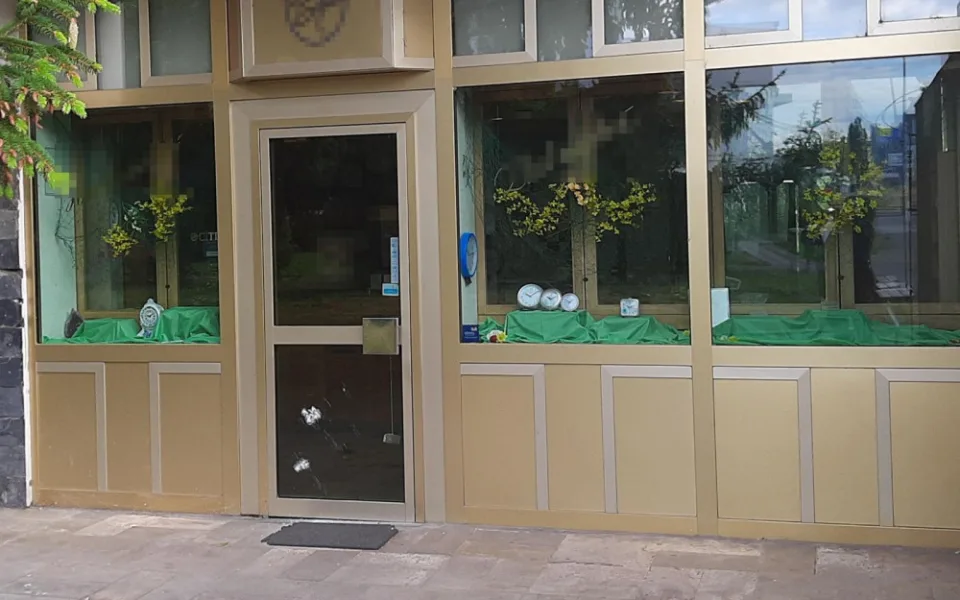 Vandal chtěl rozbít dveře zlatnictví sekerou, dovnitř se ale nedostal.