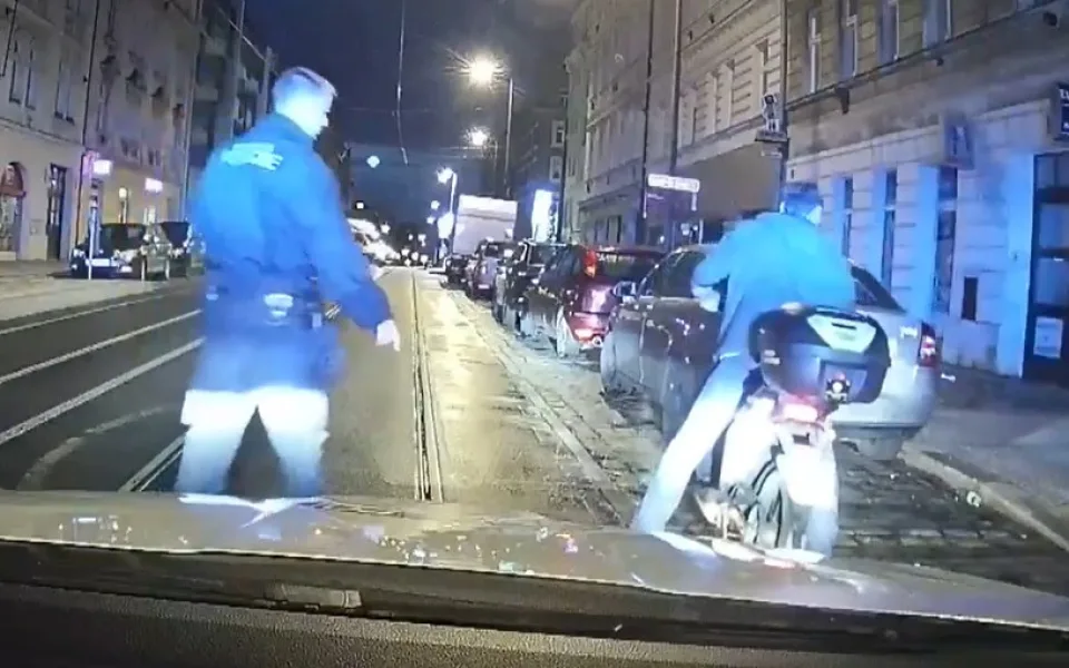 Muž jel na skútru bez helmy a pod vlivem alkoholu.