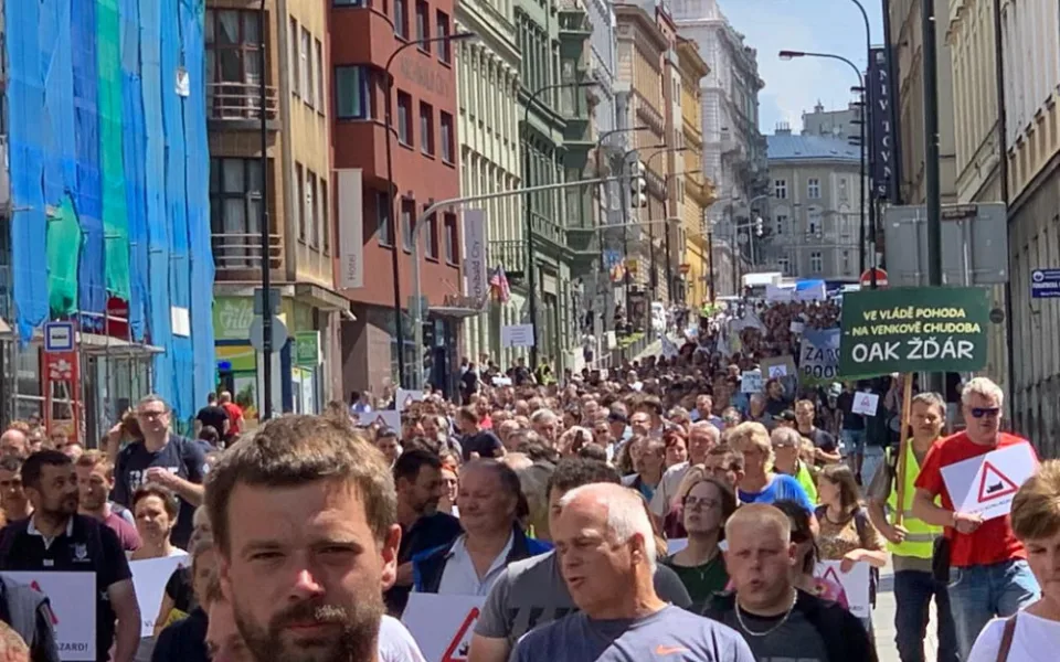 VIDEO: Tisíce zemědělců procházejí Prahou. Demonstrující zavřeli část magistrály a omezují dopravu