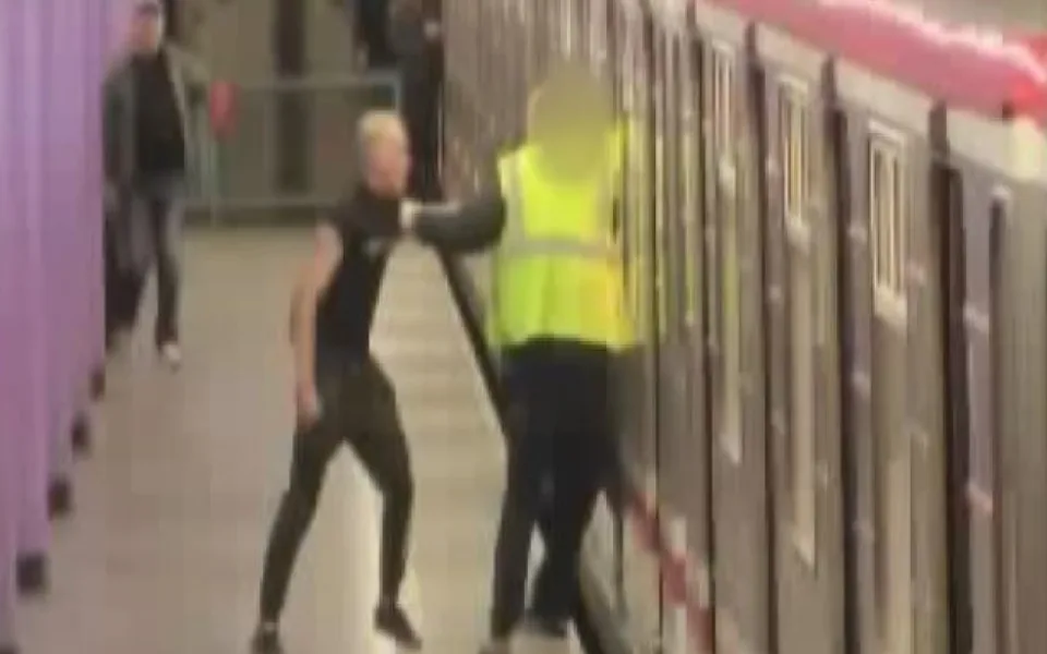 VIDEO: Muž usnul v metru a dojel na konečnou. Když ho vzbudil člen ostrahy, zbil ho pěstmi