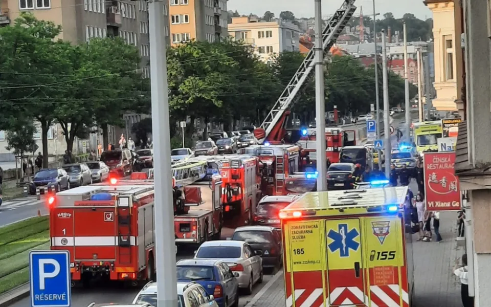 V Sokolovské hořela kuchyň. Silnice je směrem na Vysočanskou neprůjezdná