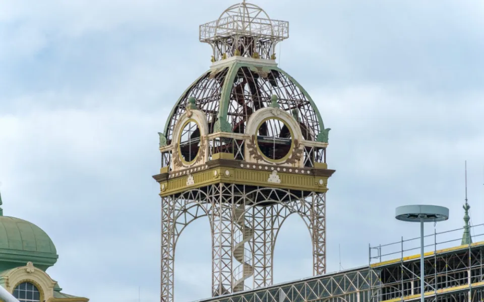 Hodiny z Průmyslového paláce procházejí renovací. Za tři měsíce budou zase ve věži