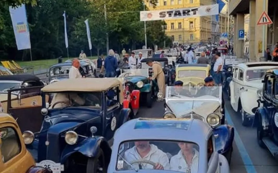 VIDEO: Dnes odstartoval závod veteránů 1000 mil československých z Prahy do Bratislavy a zpět