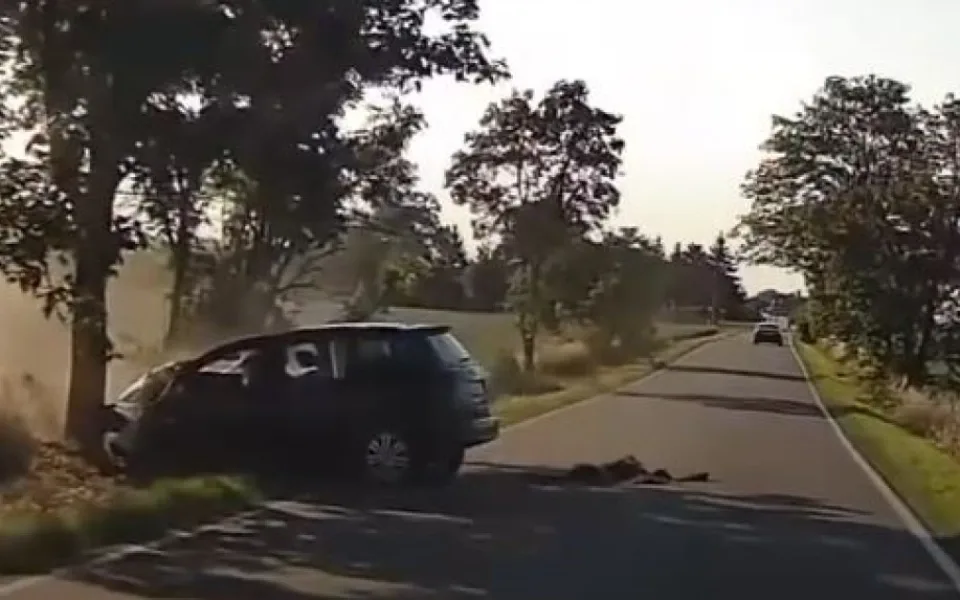 VIDEO: Řidička nabourala do stromu. Pomohl jí policista, který jel náhodou kolem