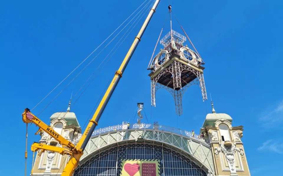 Průmyslový palác přišel o hodinovou věž. Její oprava potrvá asi půl roku