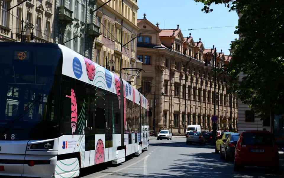 Eurotramvaj už křižuje Prahu. Upozorňuje na to, že Česká republika bude předsedat Evropské unii