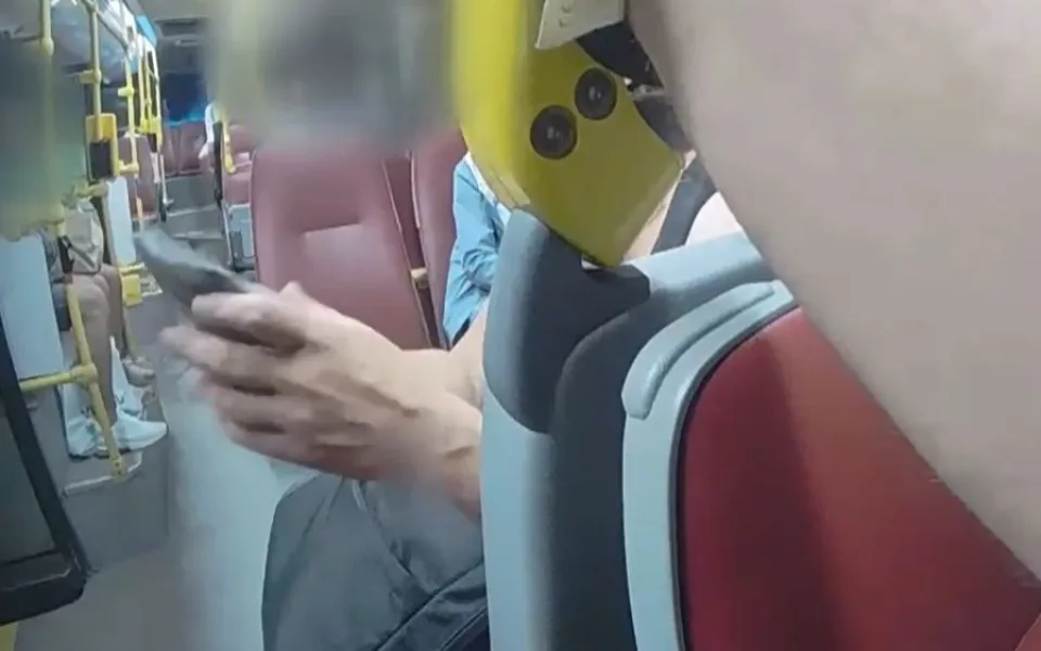VIDEO: Vulgární ženu museli z autobusu dostat strážníci. Nadýchala téměř tři promile