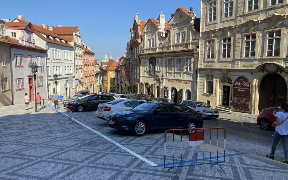 Parkovací místa se vrátila pod Hrad a působí jako pěst na oko. Chtěli jsme rychlé řešení, řekl radní Bureš