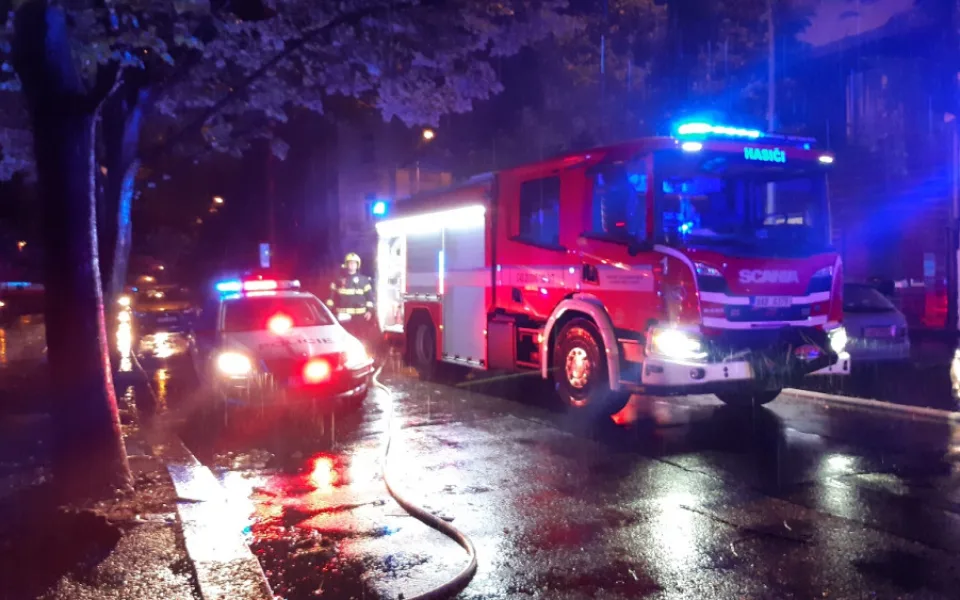 VIDEO: Policisté zachraňovali lidi z hořícího domu. Dva evakuovaní skončili v péči záchranářů