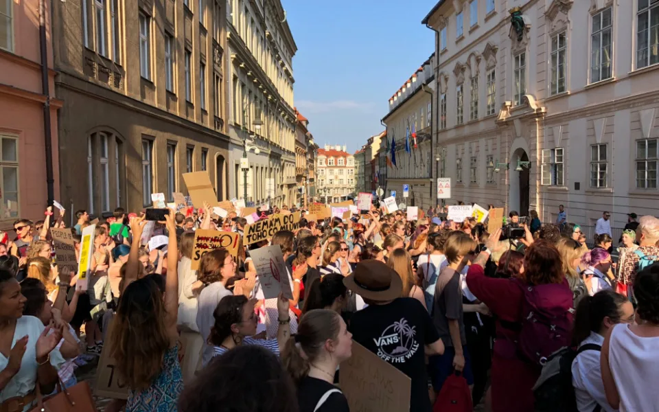 Demonstrace skončila před budovou americké ambasády.