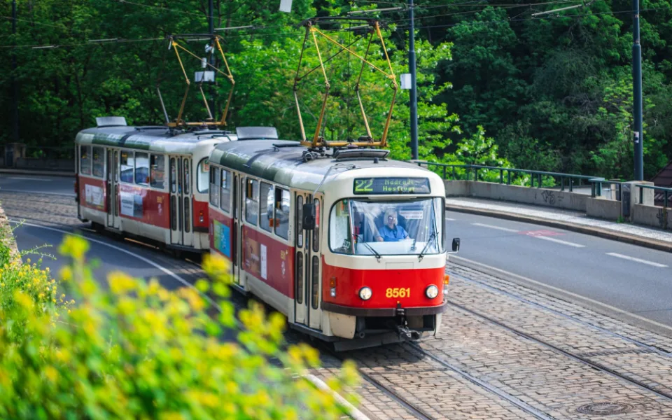 Do aquaparku to pojede častěji. Jak se mění hromadná doprava o prázdninách?