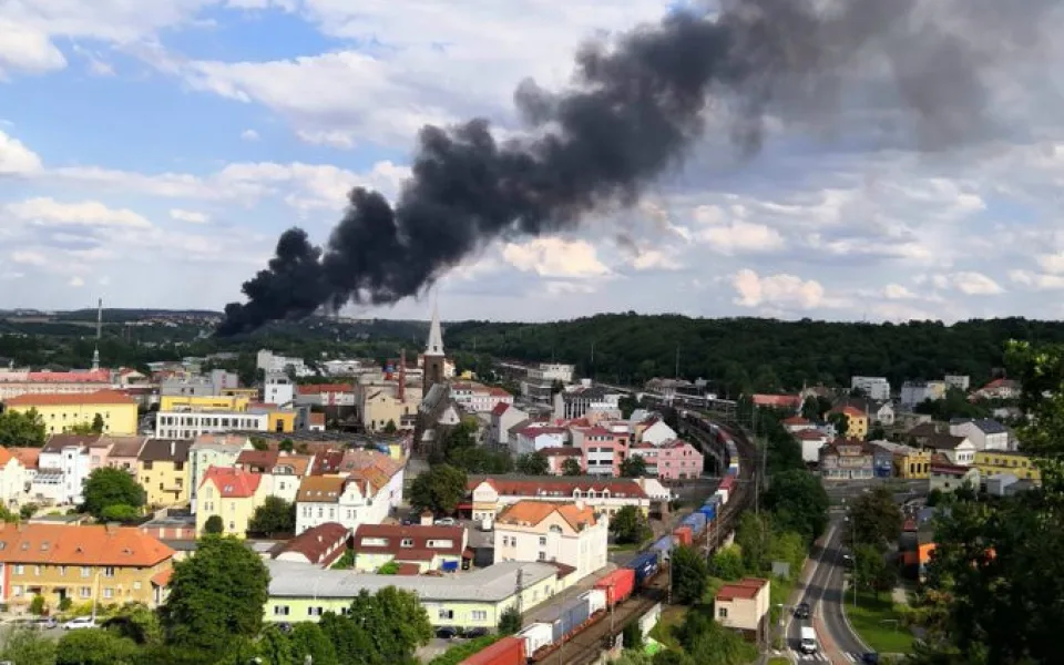 Kouř byl vidět až v Praze.