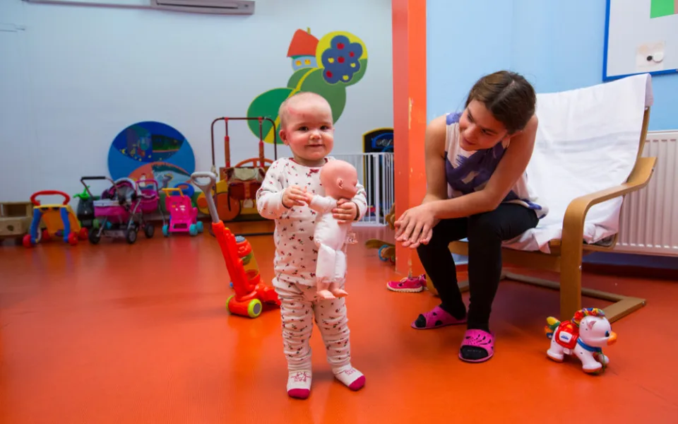 Holčičku teď čeká rehabilitace.