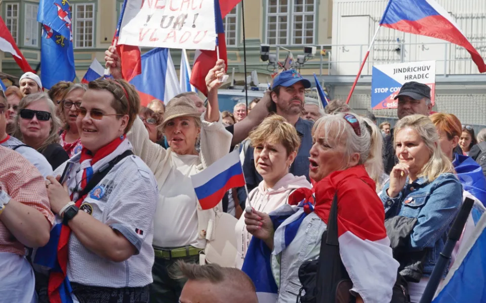 Lidé demonstrovali na Malostranském náměstí.