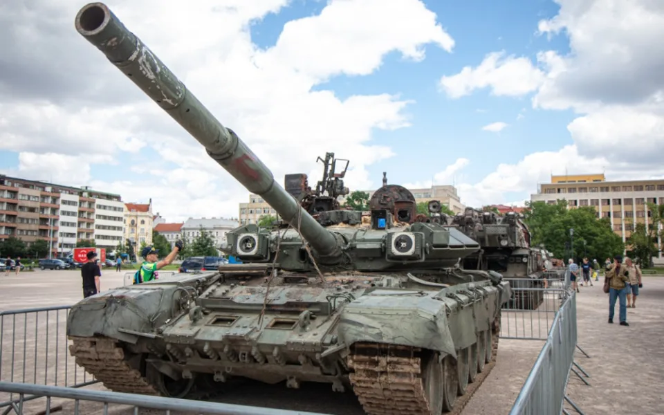 FOTOGALERIE: V Praze je ruská technika z války na Ukrajině. Lidé po ní skákali, teď ji chrání ploty