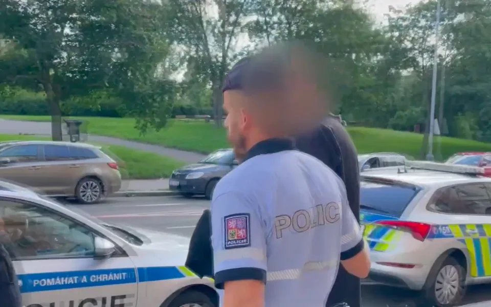 Místo nástupu do vězení mířil na grilovačku. Policie zadržela hledaného muže i s uhlím v ruce.