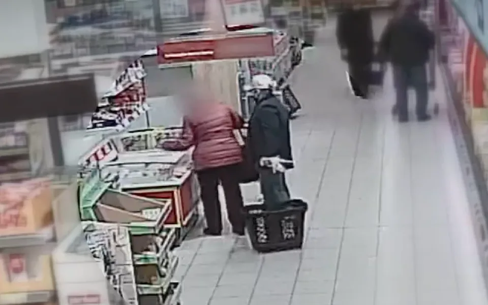 Žena okrádala starší lidi v obchodech.