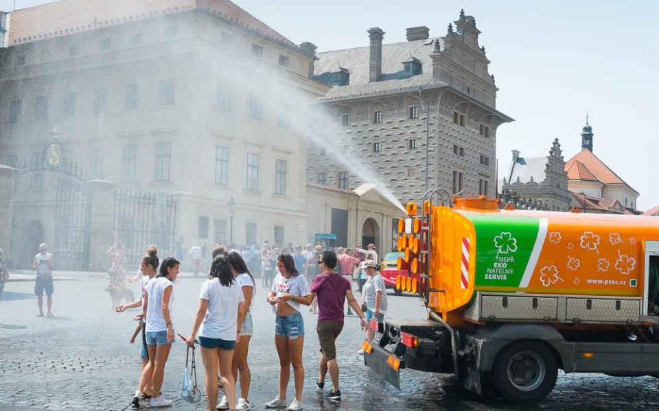 V Praze kvůli vedrům vyjely kropicí vozy, asfalt chladilo i letiště v Ruzyni.