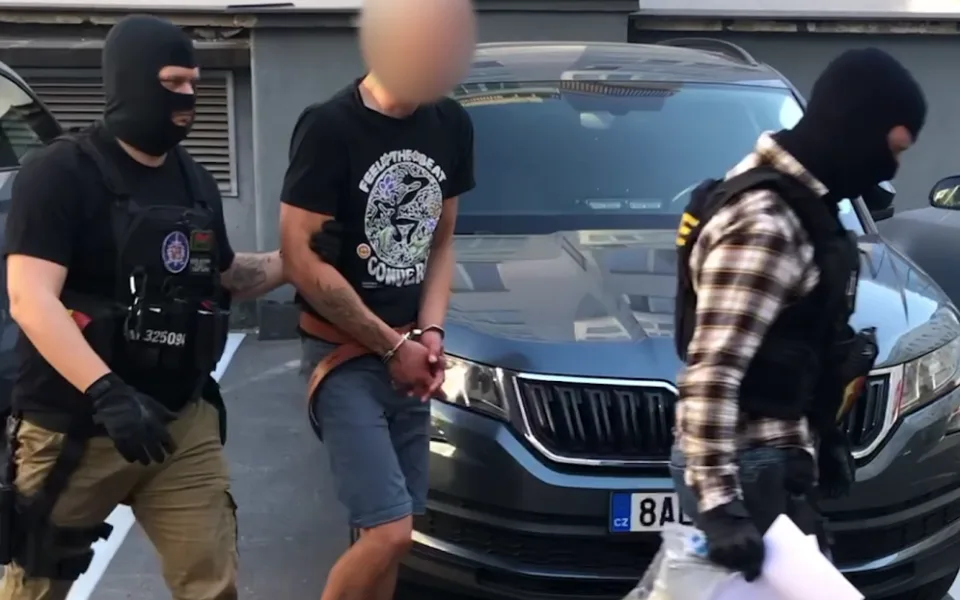 Muž může do vězení až na tři roky.