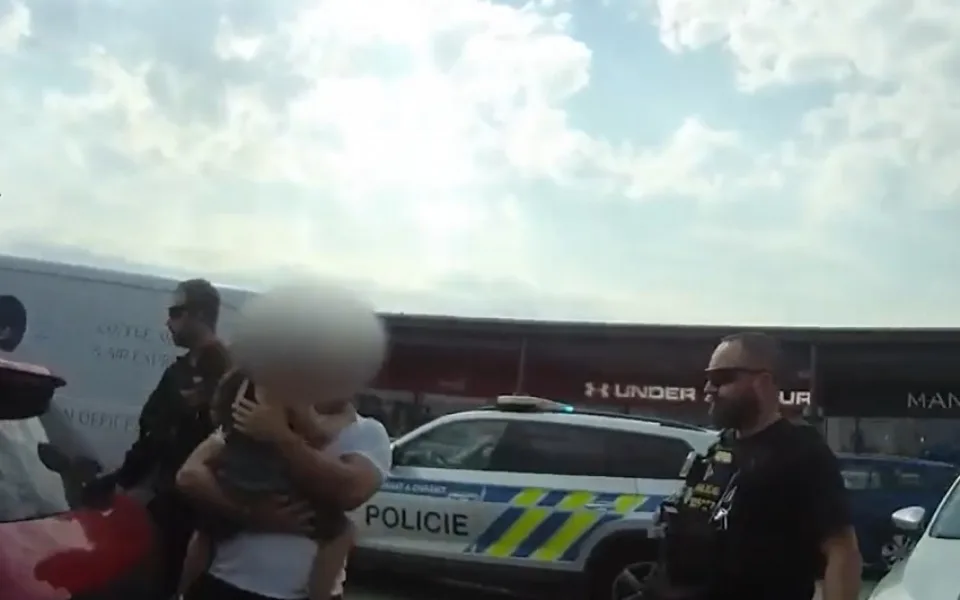 Policie řešila další případ dítěte nechaného v horku v autě