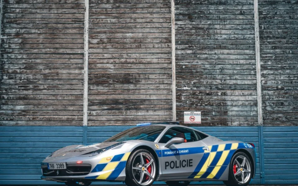 VIDEO: Ve Ferrari se proháněli kriminálníci, teď bude sloužit policistům